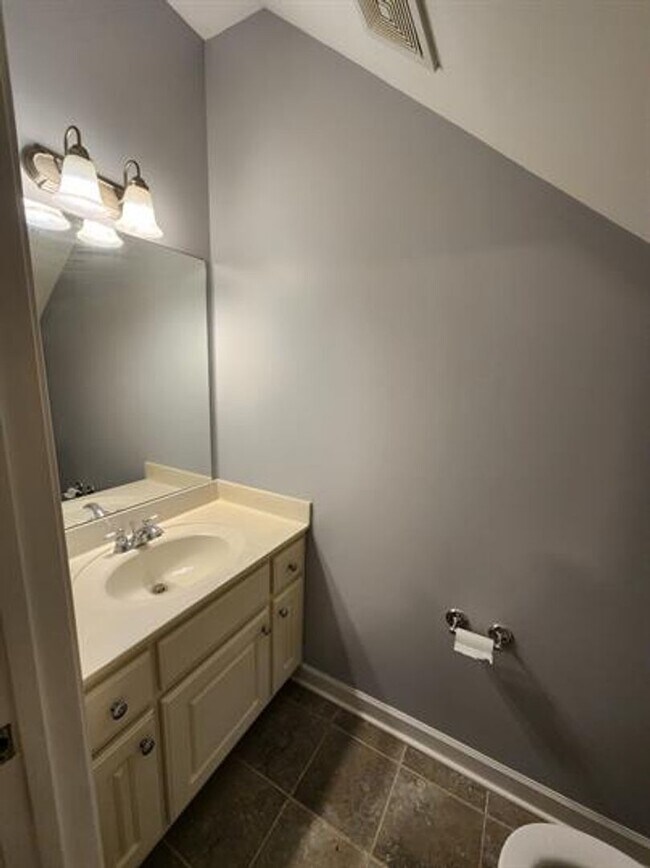 Building Photo - Spacious 3/2.5 Located Near Downtown Greenville!