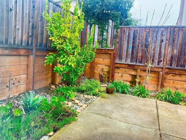 Building Photo - 1086 Big Sur Dr