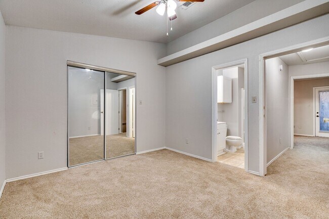 Building Photo - Uptown Townhome - 2BD / 2.5BA - Near Downt...