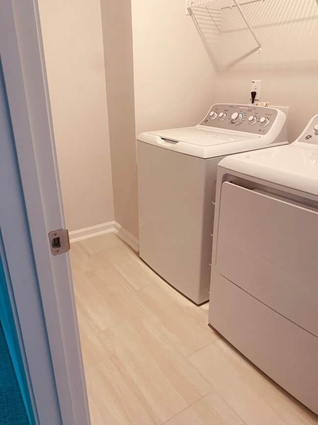 Building Photo - BRAND NEW TOWNHOME! 2 CAR GARAGE. SCREENED IN PORCH. MODERN KITCHEN. OPEN CONCEPT LIVING. BONUS ROOM