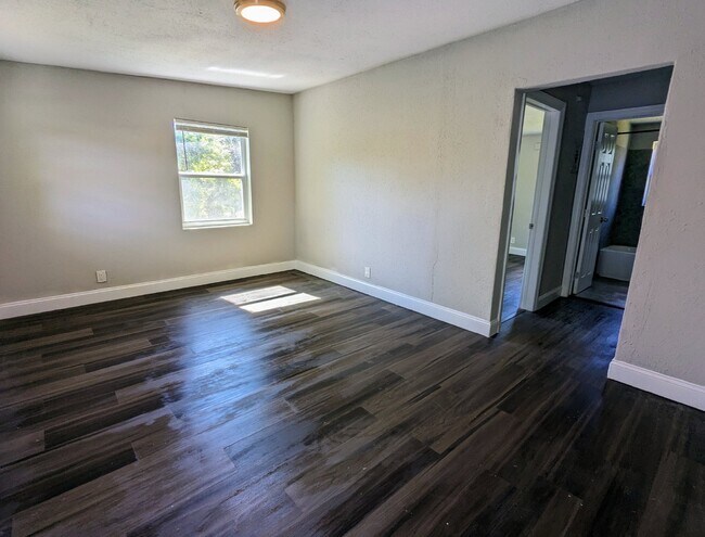 Building Photo - "Charming 2-Bed Upstairs Apartment in Moncrief Park – Cozy 700 Sq Ft with Modern Comfort!"