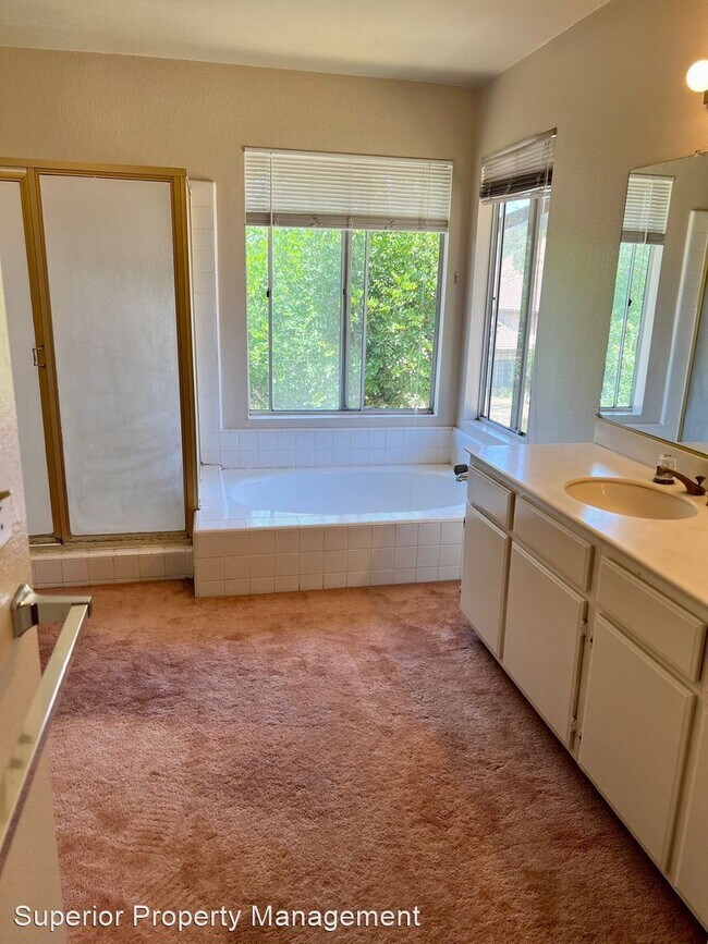 Building Photo - 4 br, 3 bath House - 910 High Country Dr.