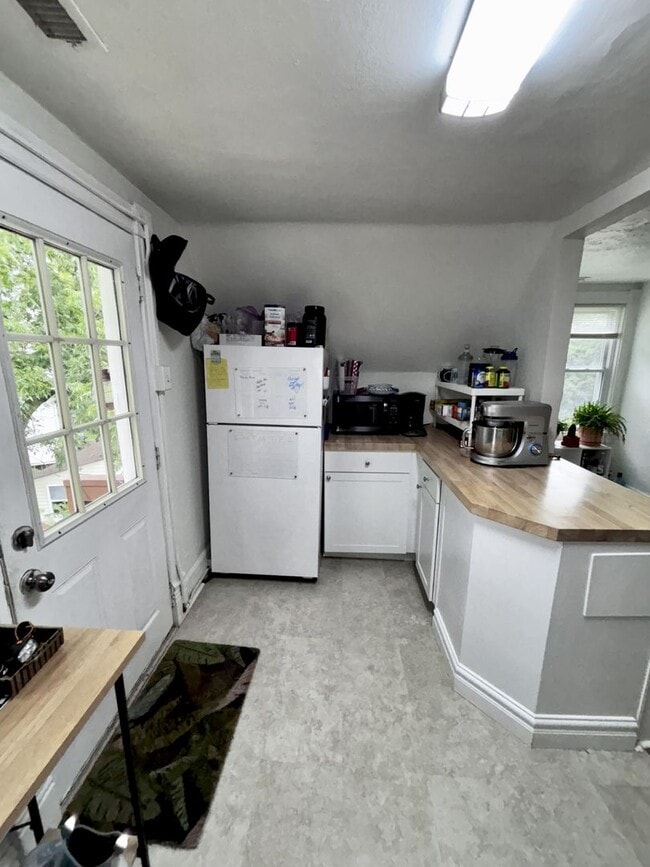 Building Photo - Charming 2-Bedroom Apartment with River Views