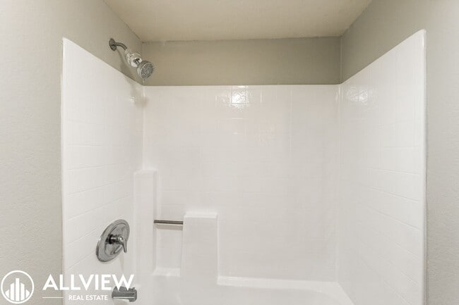 Building Photo - Beautifully Updated 2 Bed/2 Bath in Guard-...
