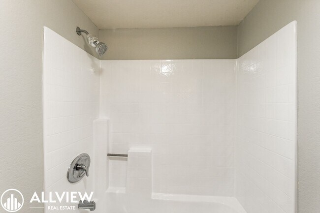 Building Photo - Beautifully Updated 2 Bed/2 Bath in Guard-Gated Ritz Pointe Community!