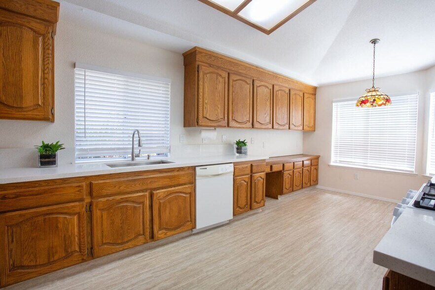 Building Photo - 767 Raven Dr