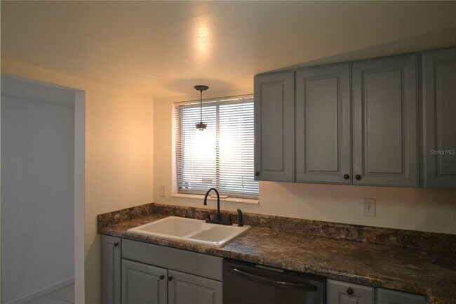 Building Photo - 2944 W Bay Dr