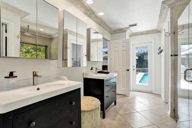 Building Photo - Boca Raton Beautifully Updated 4 Bedroom Pool Home