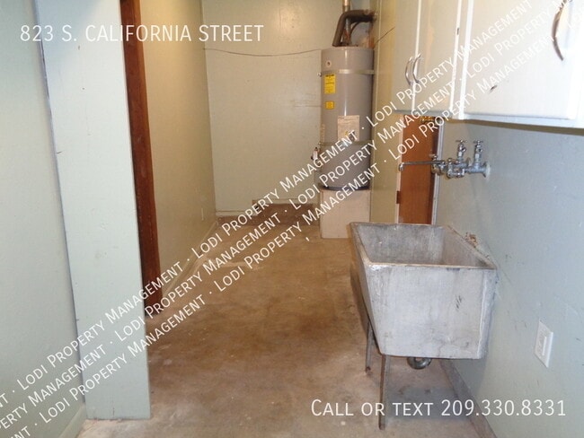 Building Photo - 823 S California St