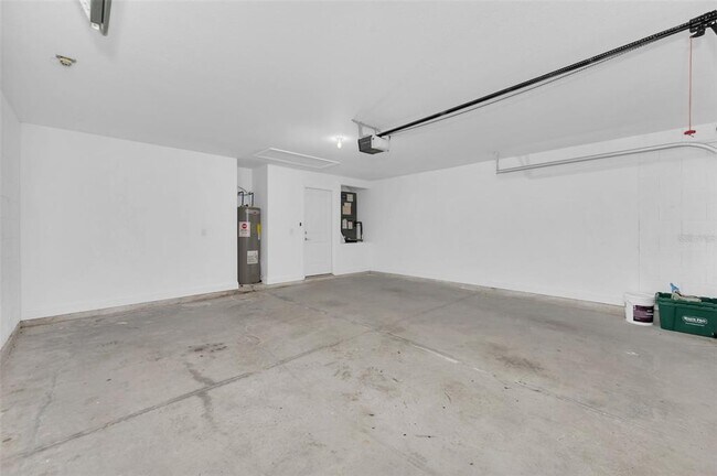 Building Photo - 2036 Hillview Cir