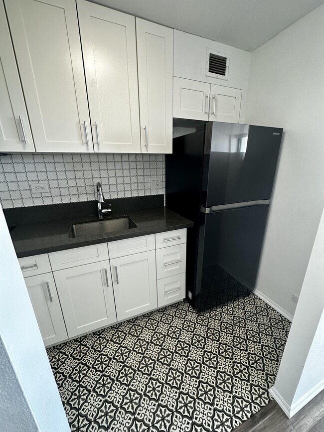 Building Photo - 1560 Thurston Ave