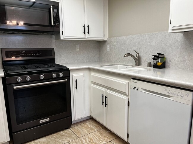 Building Photo - 2 Bedroom 1.5 Bath Townhouse Condo for Rent in the Heart of Monrovia