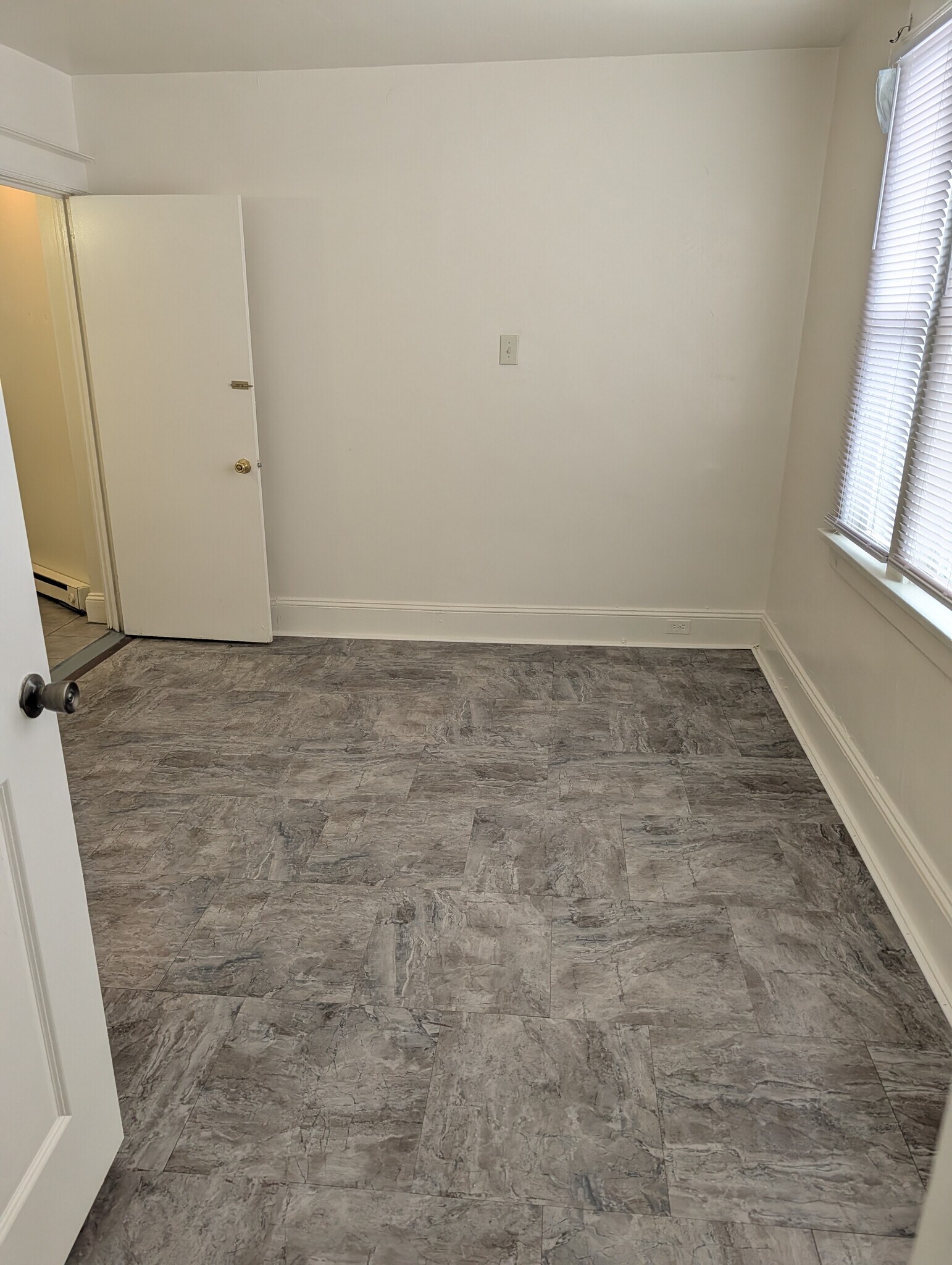 Building Photo - 560 Clinton Ct