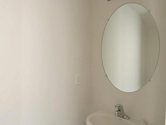 Building Photo - 142 Queens Cir