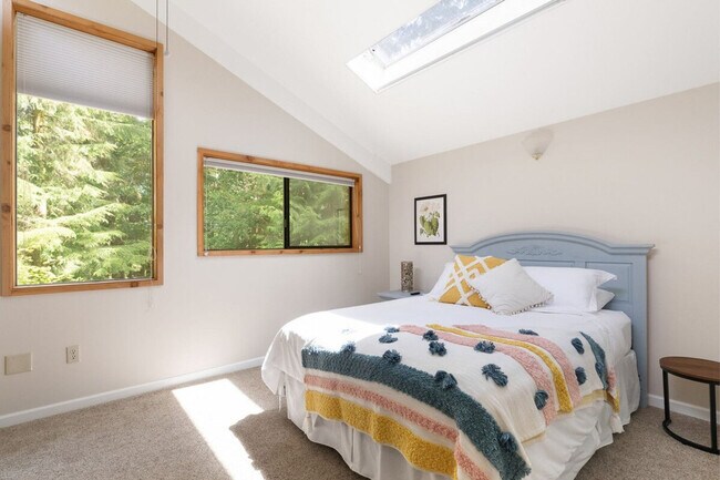 Building Photo - 901 Center St NE