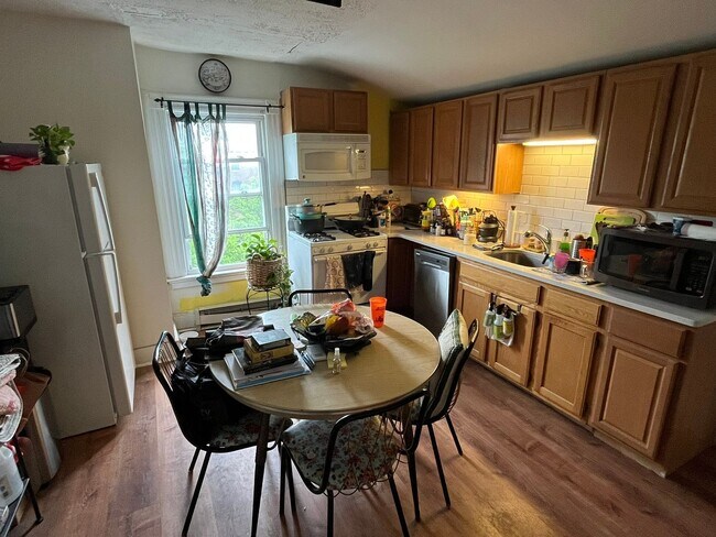 Building Photo - Newly Renovated East Rock Penthouse 2BR wi...