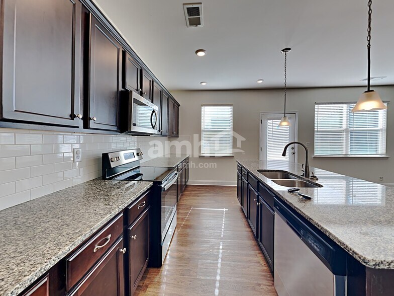 Building Photo - 3337 Okelly Dr