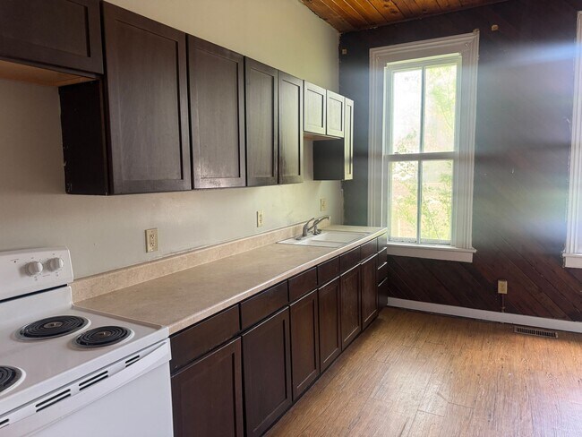 Building Photo - 301 S 13th St