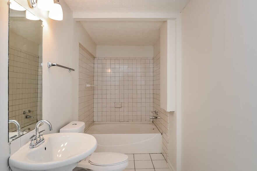 Building Photo - 5550 Emerald Glen