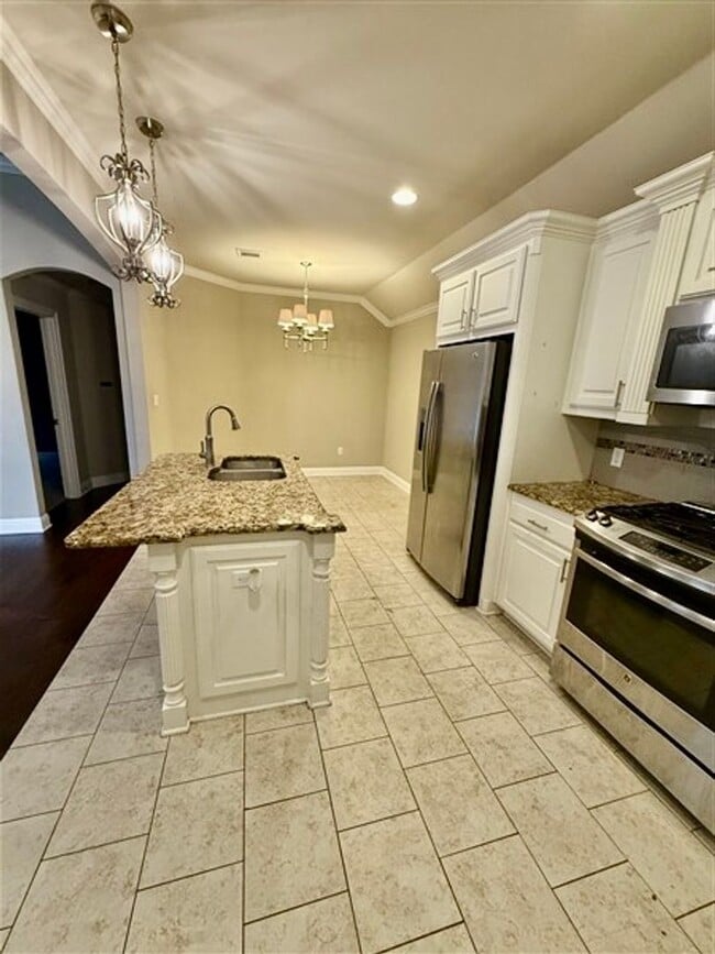Building Photo - For Lease in Gated Cypress Place! Like-New...