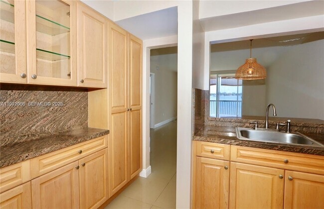 Building Photo - 2910 Point E Dr