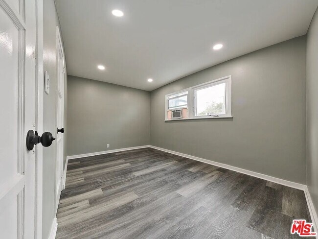 Building Photo - 582 Venice Blvd.