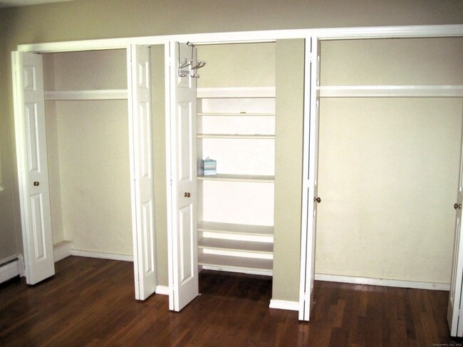 Building Photo - 11 Camelot Dr