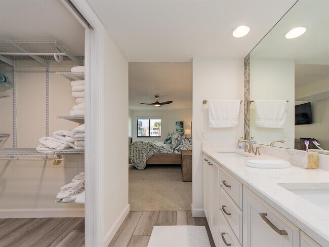 Building Photo - 240 Sand Key Estates Dr