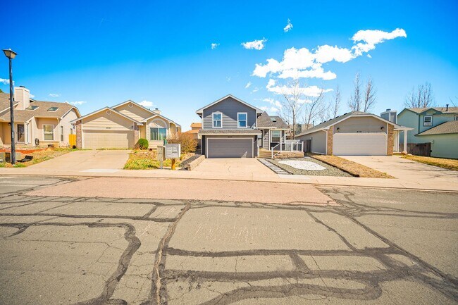 Building Photo - Stunning tri-level remodeled home in Briargate!