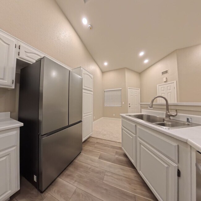 Building Photo - Beautifully Renovated 2nd-Floor Condo in Prime Location