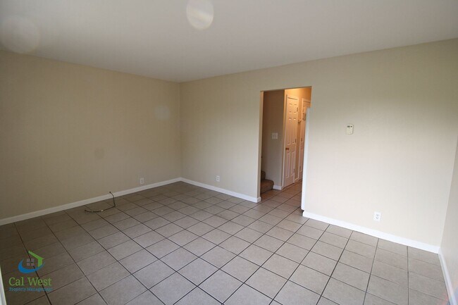 Building Photo - $3,095 2 Bedroom 1.5 Bath Bi-Level Town home