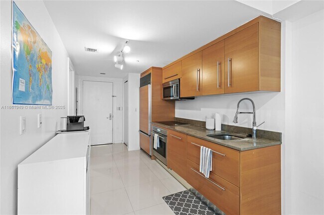 Building Photo - 465 Brickell Ave