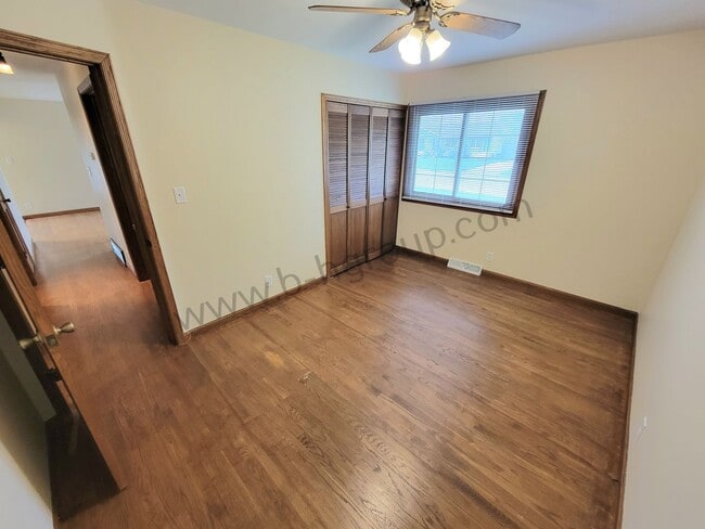 Building Photo - Great Location!