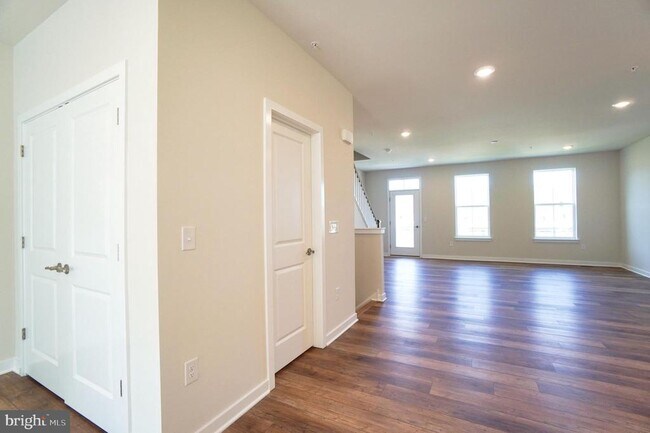 Building Photo - 4823 Lincoln Aly