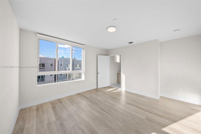 Building Photo - 2555 NE 193rd St