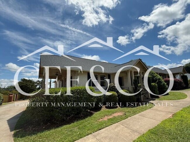 Building Photo - Spacious home now available!