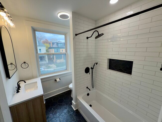 Building Photo - 226 Gross St