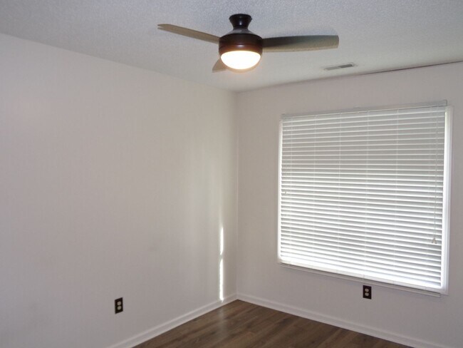 Building Photo - 127 Village Ct