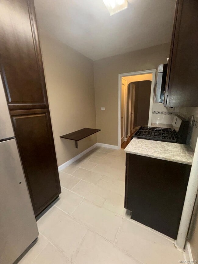 Building Photo - 306 E Mosholu Pkwy S