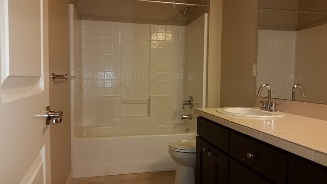 Building Photo - Amazing 4 beds, 2 dens, 2.75 baths in Kirkland.  Minutes to Microsoft/Costco