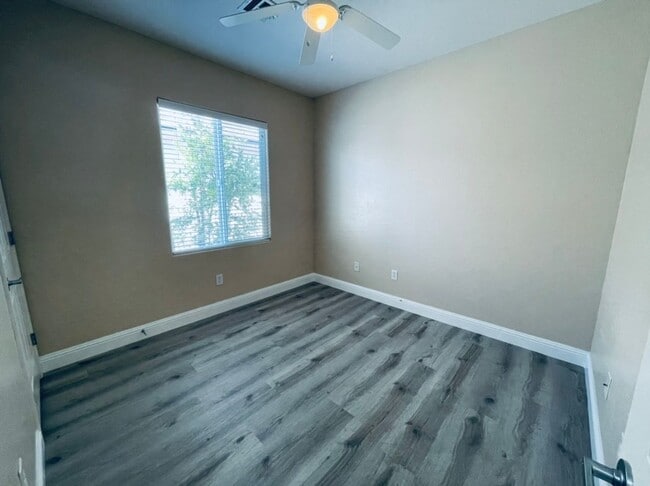 Building Photo - Charming 3 Bedroom in 55+ Solera, Laminate...