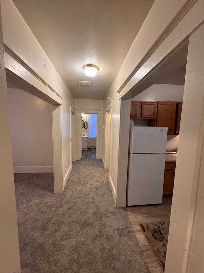 Building Photo - AVAILABLE Now! Wonderful 2 Bedroom, 1 Bath, Upper Level Unit with quick access to 94 and Downtown...