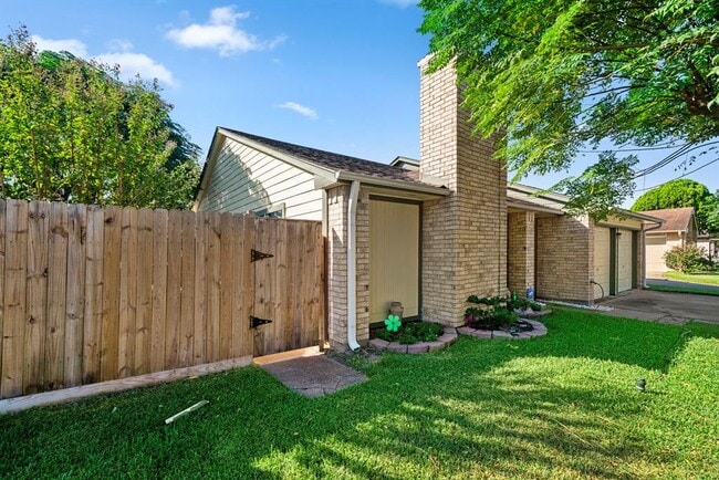 Building Photo - 16323 La Luna Dr