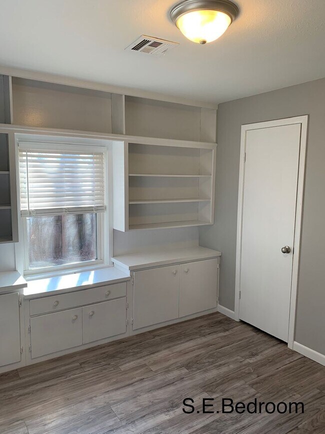 Building Photo - Charming Two Bedroom Downtown Springdale -