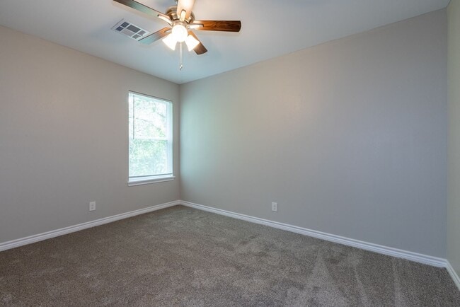 Building Photo - 4 Bedroom 2 Bath + Updated