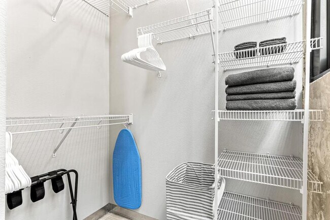 Building Photo - 301 N 7th Ave