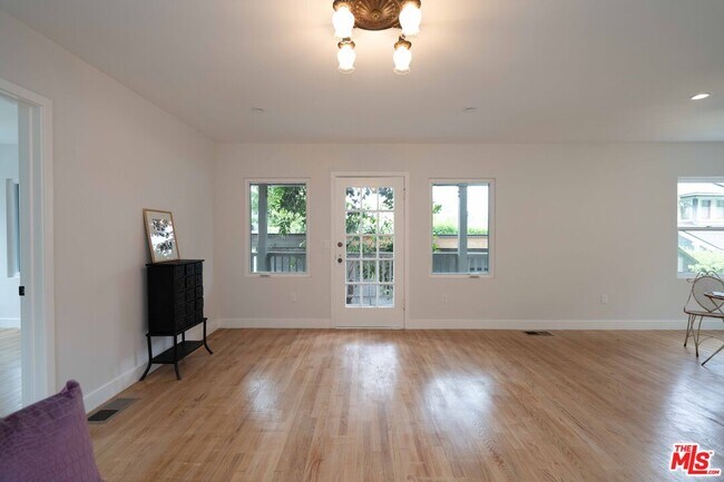 Building Photo - 1365 1/2 Maltman Ave