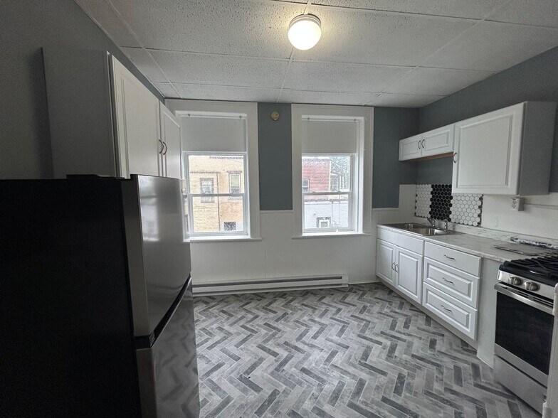 Building Photo - 663 2nd Ave