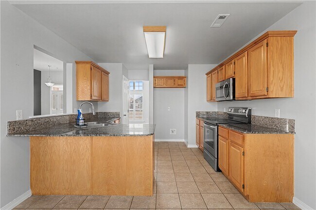 Building Photo - 585 Lynn Dr