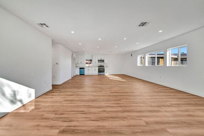 Building Photo - 11845 Hamlin St